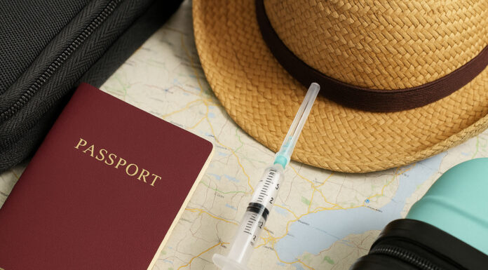 Akcesoria podróżnicze i szczepionka w kontekście szczepień wakacyjnych