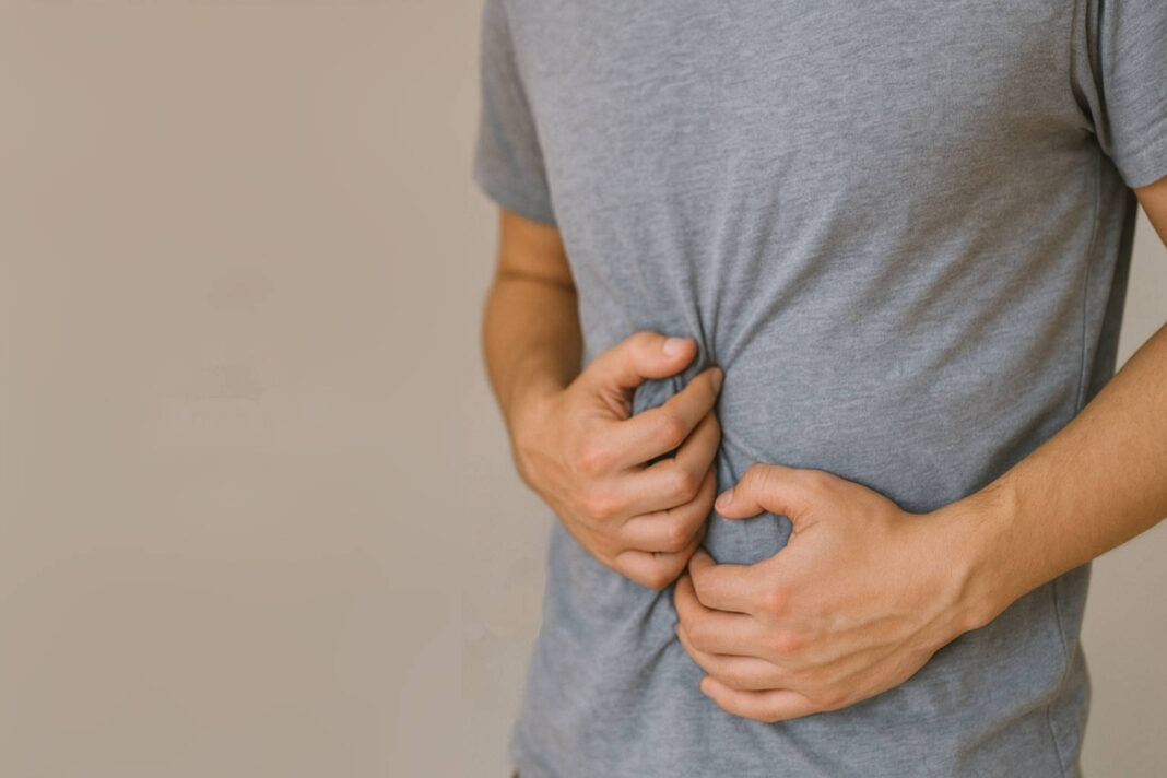 Celiakia - mężczyzna trzymający się za trzewia