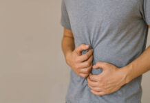 Celiakia – objawy, diagnostyka i leczenie choroby trzewnej Celiakia - mężczyzna trzymający się za trzewia