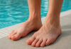 Stopy mężczyzny na basenie