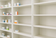 Leki zagrożone brakiem dostępności, grafika apteki z pustymi półkami