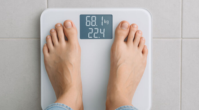 Osoba stojąca na wadze z prawidłową wagą i BMI