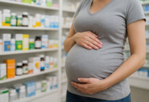 Kobieta w ciąży w aptece, szukająca suplementów