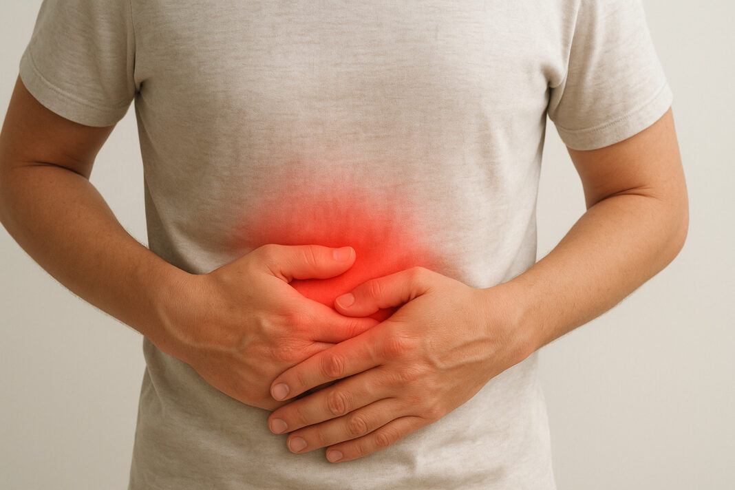 Mężczyzna trzymający się za brzuch, ma ból żołądka