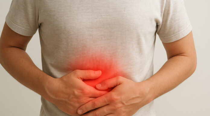 Ból żołądka: domowe sposoby i kiedy sięgnąć po leki Mężczyzna trzymający się za brzuch, ma ból żołądka