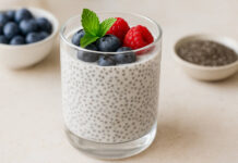 Nasiona chia – wartości odżywcze i korzyści zdrowotne Puddling z nasionami chia, w tle nasiona w miseczce i jagody