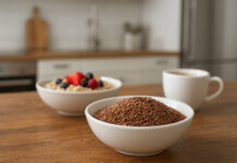 Siemię lniane w misce w kuchni, w tle śniadanie