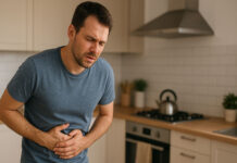 Niestrawność i wzdęcia – 5 trików, które naprawdę działają Mężczyzna z wzdęciami i niestrawnością