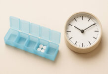 Co zrobić, gdy pominiesz dawkę leku? Praktyczne wskazówki Pojemnik na leki wskazujący o pominięciu dawki