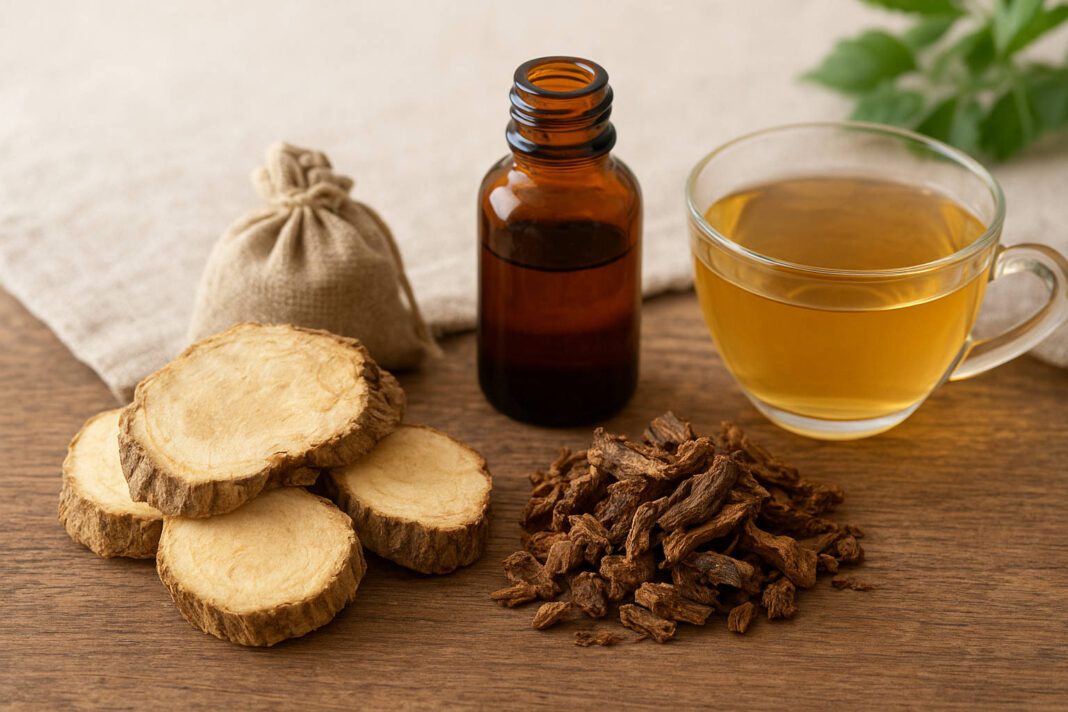 Korzeń tarczycy bajkalskiej zmielony, w plastrach i przygotowany w formie wywaru na drewnianym stole