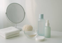 Wyciskanie wągrów – kiedy odpuścić lub jak zrobić to skutecznie? Wyciskanie wągrów, stanowisko w łazience przygotowane do wyciskania