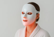 Maski LED do twarzy – działanie i skuteczność Kobieta w masce ledowej na twarzy