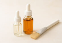 Peelingi kwasowe – działanie, efekty i przeciwwskazania Ampułki z kwasami do peelingu i pędzelek