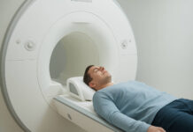 Mężczyzna podczas rezonansu magnetycznego głowy