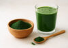 Sproszkowana spirulina i koktajl z niej w szklance