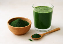 Sproszkowana spirulina i koktajl z niej w szklance