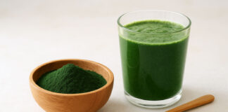 Spirulina – superfood bogaty w białko i mikroelementy Sproszkowana spirulina i koktajl z niej w szklance