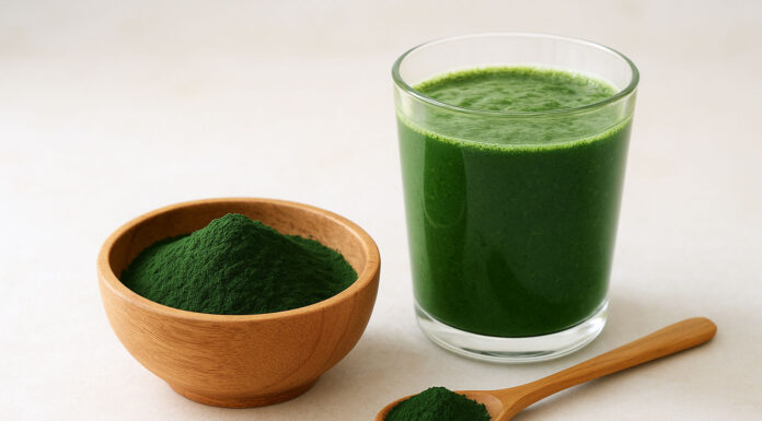 Sproszkowana spirulina i koktajl z niej w szklance