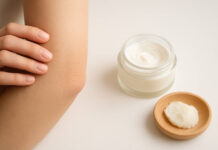 Kobieta z wysuszonym łokciem stosująca krem łagodzący