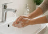 Kobieta myjąca ręce w kontekście higieny przy WZW A