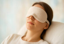 Kobieta odpoczywająca z opaską na oczy, cierpiąca na zapalenie spojówek