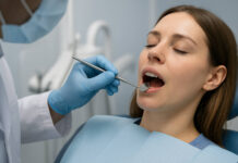 Kobieta podczas wizyty u stomatologa - badanie krwawiących dziąseł