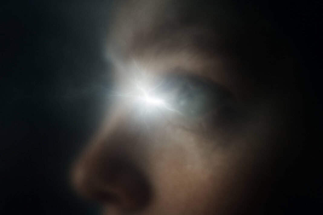 Symboliczny błysk, powstający przy odwarstwieniu siatkówki