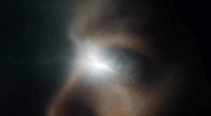 Symboliczny błysk, powstający przy odwarstwieniu siatkówki