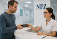 Mężcztzna z portfelem w placówce NFZ, w kontekście stawek w nowym roku