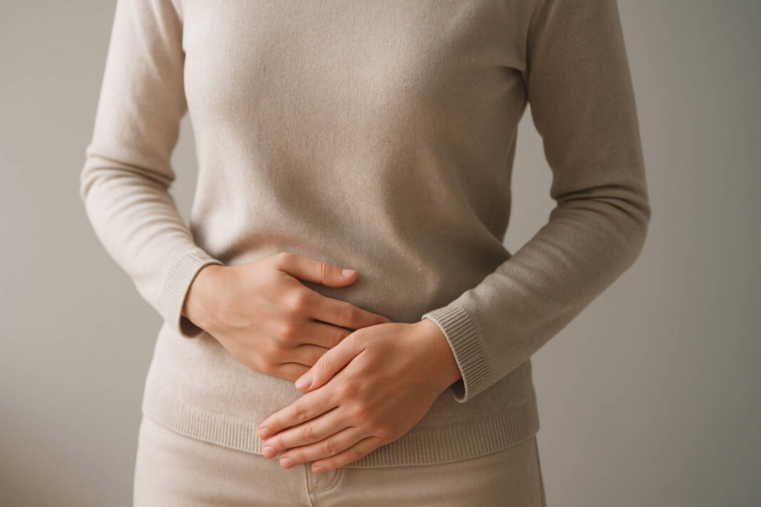 Kobieta trzymająca się za podbrzusze