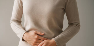 Stan zapalny szyjki macicy – objawy i leczenie Kobieta trzymająca się za podbrzusze