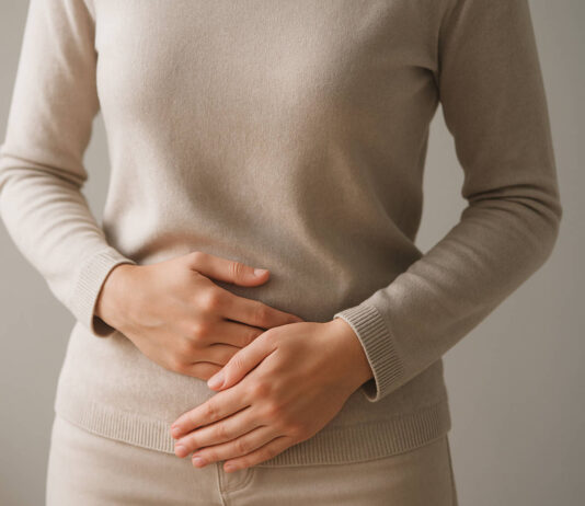 Kobieta trzymająca się za podbrzusze