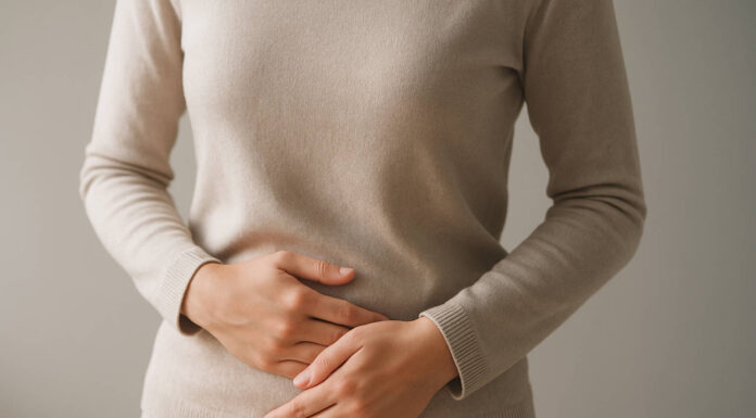 Kobieta trzymająca się za podbrzusze