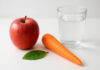Jabłko, marchewka, zioła i szklanka wody - dieta gersona