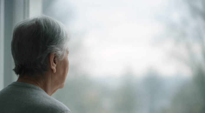 Zaćma (katarakta) – objawy i możliwości operacyjne Starsza osoba patrząca przez rozmazaną szybę, symbolika zaćmy, katarakty