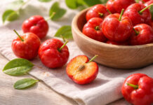 Owoce Aceroli na stole i w misce, podobne do wiśni