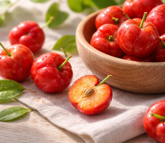 Owoce Aceroli na stole i w misce, podobne do wiśni