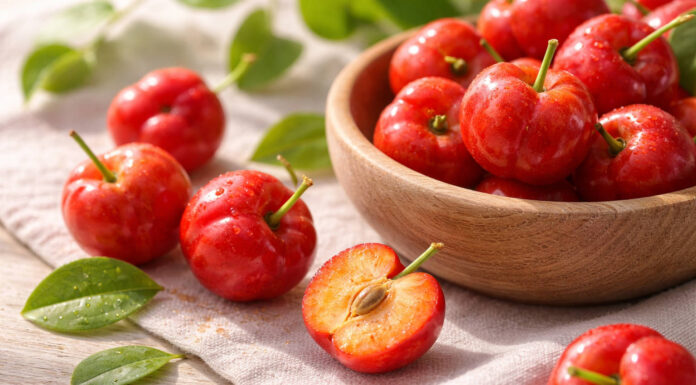 Owoce Aceroli na stole i w misce, podobne do wiśni