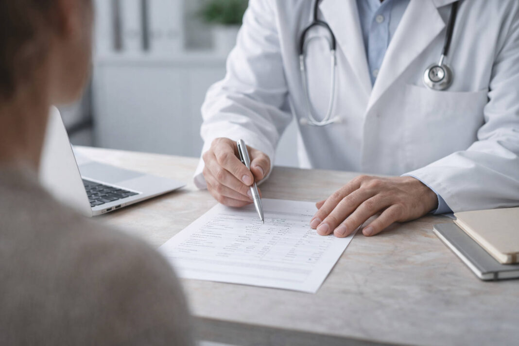 Lekarz omawiający wyniki badań witamin