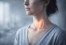 Kobieta z oznaczoną na pomarańczowo tarczycą w kontekście hasnimoto