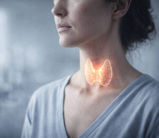 Kobieta z oznaczoną na pomarańczowo tarczycą w kontekście hasnimoto