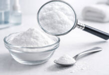 Miseczka i łyżka sody oczyszczonej pod lupą