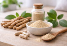 Korzeń ashwagandy na stole w formie całości i sproszkowany