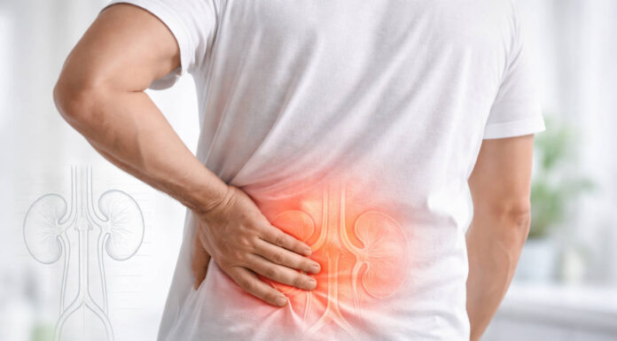 Ból nerek po alkoholu. Czy to powód do niepokoju? Mężczyzna trzymający się za nerki (widoczny ból nerek)