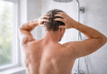 Mężczyzna kąpiący się rano pod prysznicem w kontekście mgły mózgowej