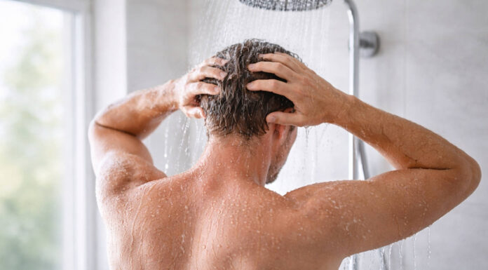 Mgła mózgowa. Co ją powoduje i jak sobie z nią radzić? Mężczyzna kąpiący się rano pod prysznicem w kontekście mgły mózgowej