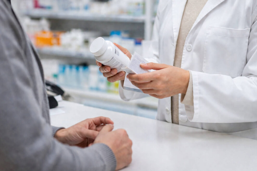 Farmaceuta trzymający lek i pacjent przy ladzie w kontekście zmieniania dawki leku