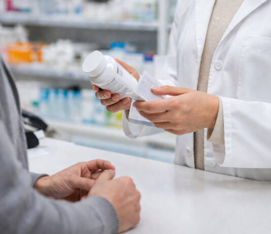 Farmaceuta trzymający lek i pacjent przy ladzie w kontekście zmieniania dawki leku