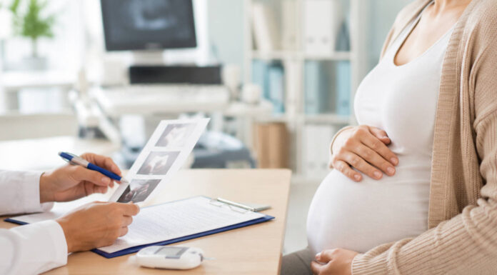 Cukrzyca ciążowa – objawy, diagnostyka i konsekwencje dla dziecka Kobieta w ciąży na wizycie kontrolnej u lekarza, wynki glukozy w kontekście cukrzycy ciążowej