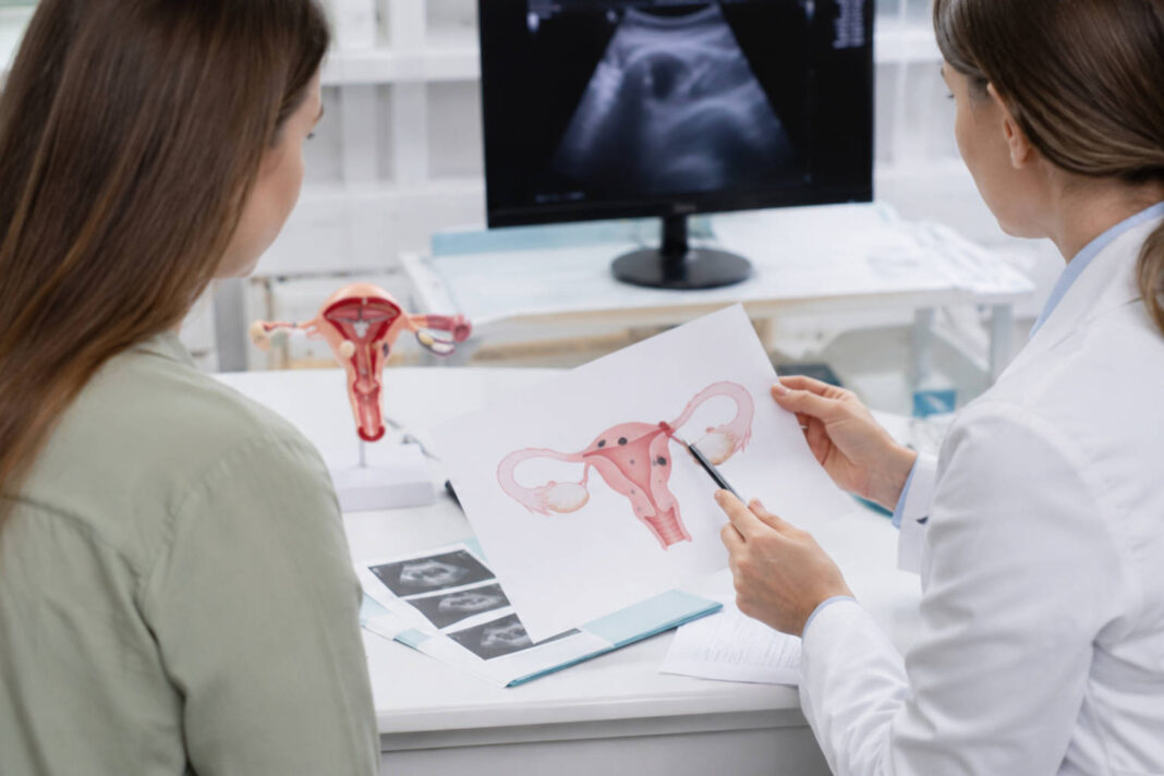 Lekarz tłumacząca wyniki badania na endometriozę pacjentce